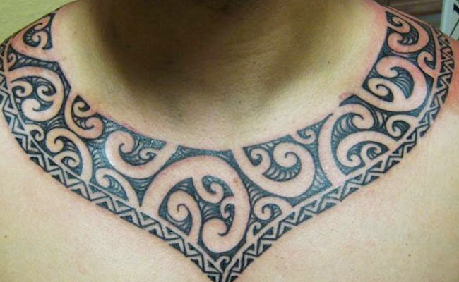 Tatuajes estilo maori para hombres en el pecho